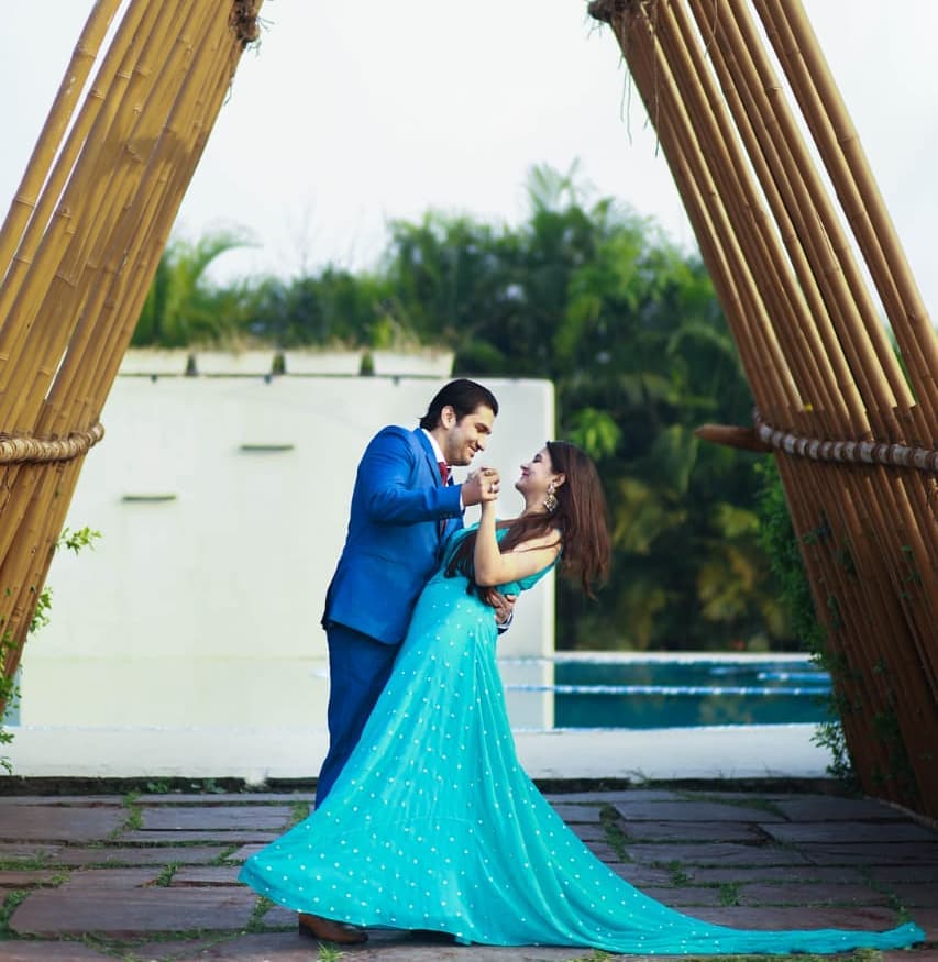 This or that? This couple picked both Goa and Auli for their dreamy  pre-wedding shoot - WeddingSutra